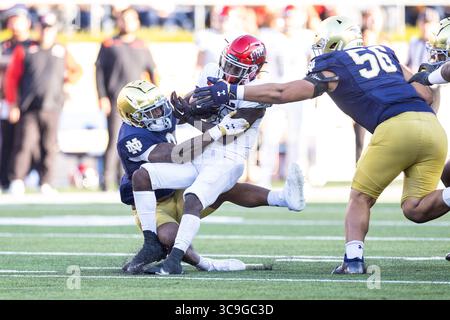 22. Oktober 2022: Notre Dame Safety Houston Griffith (3) macht den Angriff auf den UNLV Running Back Courtney Reese (26) während der NCAA-Football-Action zwischen den UNLV-Rebellen und den Notre Dame Fighting Irish im Notre Dame Stadium in South Bend, Indiana. Notre Dame besiegte die UNLV mit 44:21. John Mersits/CSM. (Kreditbild: © John Mersits/CSM via ZUMA Press Wire) Stockfoto