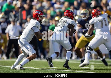 22. Oktober 2022: UNLV Quarterback Cameron Friel (7) übergibt den Ball an UNLV Running Back Courtney Reese (26) während der NCAA-Fußballspiele zwischen den UNLV-Rebellen und den Notre Dame Fighting Irish im Notre Dame Stadium in South Bend, Indiana. Notre Dame besiegte die UNLV mit 44:21. John Mersits/CSM. (Kreditbild: © John Mersits/CSM via ZUMA Press Wire) Stockfoto