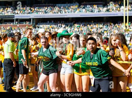 22. Oktober 2022: Baylor Bears Studenten vor dem NCAA Football Spiel zwischen den Kansas Jayhawks und Baylor Bears im McLane Stadium in Waco, Texas. Matthew Lynch/CSM (Foto: © Matthew Lynch/CSM via ZUMA Press Wire) Stockfoto