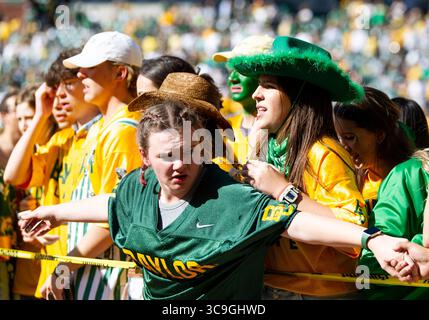 22. Oktober 2022: Baylor Bears Studenten vor dem NCAA Football Spiel zwischen den Kansas Jayhawks und Baylor Bears im McLane Stadium in Waco, Texas. Matthew Lynch/CSM (Foto: © Matthew Lynch/CSM via ZUMA Press Wire) Stockfoto