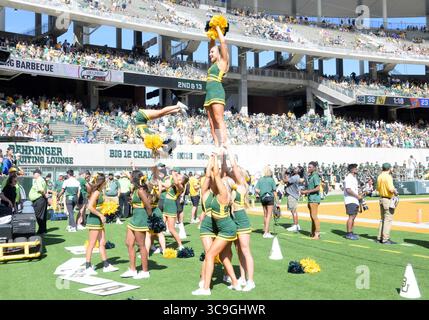 22. Oktober 2022: Baylor Bears Cheerleader während der 2. Hälfte des NCAA Football-Spiels zwischen den Kansas Jayhawks und Baylor Bears im McLane Stadium in Waco, Texas. Matthew Lynch/CSM (Foto: © Matthew Lynch/CSM via ZUMA Press Wire) Stockfoto