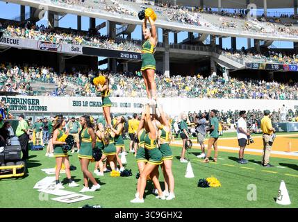 22. Oktober 2022: Baylor Bears Cheerleader während der 2. Hälfte des NCAA Football-Spiels zwischen den Kansas Jayhawks und Baylor Bears im McLane Stadium in Waco, Texas. Matthew Lynch/CSM (Foto: © Matthew Lynch/CSM via ZUMA Press Wire) Stockfoto