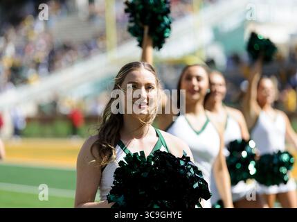 22. Oktober 2022: Baylor Bears Cheerleader während der 2. Hälfte des NCAA Football-Spiels zwischen den Kansas Jayhawks und Baylor Bears im McLane Stadium in Waco, Texas. Matthew Lynch/CSM (Foto: © Matthew Lynch/CSM via ZUMA Press Wire) Stockfoto