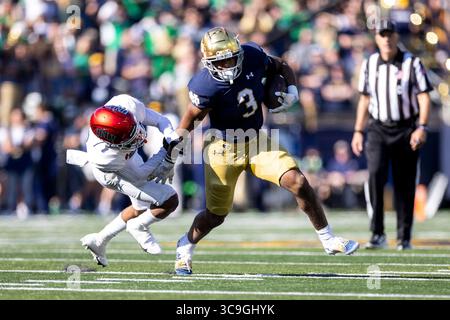22. Oktober 2022: Notre Dame Running Back Logan Diggs (3) läuft mit dem Ball als UNLV Defensive Back BJ Harris (21) während der NCAA-Fußballspiele zwischen den UNLV-Rebellen und den Notre Dame Fighting Irish im Notre Dame Stadium in South Bend, Indiana. John Mersits/CSM. (Kreditbild: © John Mersits/CSM via ZUMA Press Wire) Stockfoto