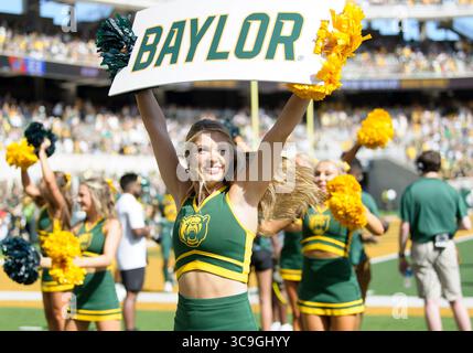 22. Oktober 2022: Baylor Bears Cheerleader während der 2. Hälfte des NCAA Football-Spiels zwischen den Kansas Jayhawks und Baylor Bears im McLane Stadium in Waco, Texas. Matthew Lynch/CSM (Foto: © Matthew Lynch/CSM via ZUMA Press Wire) Stockfoto
