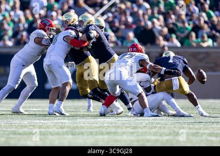 22. Oktober 2022: Notre Dame Running Back Audric Estime (7) spielt im Notre Dame Stadium in South Bend (Indiana) im NCAA-Football-Spiel zwischen den UNLV-Rebellen und den Notre Dame Fighting Irish. Notre Dame besiegte die UNLV mit 44:21. John Mersits/CSM. (Kreditbild: © John Mersits/CSM via ZUMA Press Wire) Stockfoto