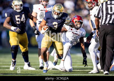 22. Oktober 2022: ] Notre Dame Running Back Logan Diggs (3) läuft mit dem Ball während der NCAA-Fußballspiele zwischen den UNLV-Rebellen und den Notre Dame Fighting Irish im Notre Dame Stadium in South Bend, Indiana. Notre Dame besiegte die UNLV mit 44:21. John Mersits/CSM. (Kreditbild: © John Mersits/CSM via ZUMA Press Wire) Stockfoto