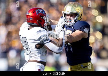 22. Oktober 2022: Der UNLV-Running Back Jordan Younge-Humphrey (29) und Notre Dame Linebacker JD Bertrand (27) kämpfen im Notre Dame Stadium in South Bend, Indiana, im NCAA-Football-Spiel zwischen den UNLV-Rebellen und den Notre Dame Fighting Irish. Notre Dame besiegte die UNLV mit 44:21. John Mersits/CSM. (Kreditbild: © John Mersits/CSM via ZUMA Press Wire) Stockfoto