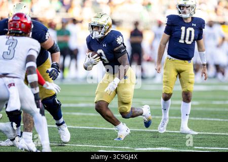 22. Oktober 2022: Notre Dame Running Back Logan Diggs (3) läuft mit dem Ball während der NCAA-Football-Action zwischen den UNLV-Rebellen und den Notre Dame Fighting Irish im Notre Dame Stadium in South Bend, Indiana. Notre Dame besiegte die UNLV mit 44:21. John Mersits/CSM. (Kreditbild: © John Mersits/CSM via ZUMA Press Wire) Stockfoto