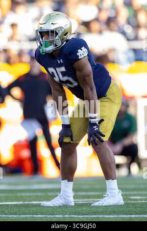 22. Oktober 2022: Notre Dame rennt zurück Chris Tyree (25) während der NCAA-Football-Action zwischen den UNLV-Rebellen und den Notre Dame Fighting Irish im Notre Dame Stadium in South Bend, Indiana. Notre Dame besiegte die UNLV mit 44:21. John Mersits/CSM. (Kreditbild: © John Mersits/CSM via ZUMA Press Wire) Stockfoto