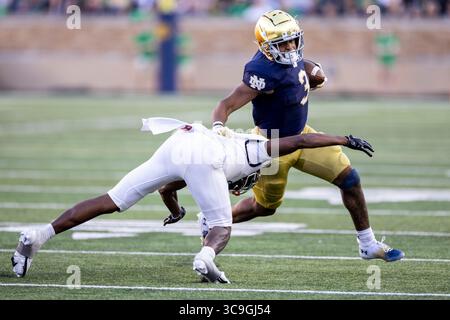 22. Oktober 2022: Notre Dame Running Back Logan Diggs (3) läuft mit dem Ball, als UNLV Defensive Back Nohl Williams (2) während der NCAA-Fußballspiele zwischen den UNLV-Rebellen und den Notre Dame Fighting Irish im Notre Dame Stadium in South Bend, Indiana, verfolgt. Notre Dame besiegte die UNLV mit 44:21. John Mersits/CSM. (Kreditbild: © John Mersits/CSM via ZUMA Press Wire) Stockfoto