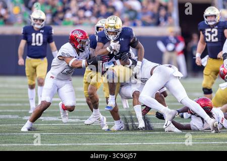 22. Oktober 2022: Notre Dame Running Back Logan Diggs (3) läuft mit dem Ball während der NCAA-Football-Action zwischen den UNLV-Rebellen und den Notre Dame Fighting Irish im Notre Dame Stadium in South Bend, Indiana. Notre Dame besiegte die UNLV mit 44:21. John Mersits/CSM. (Kreditbild: © John Mersits/CSM via ZUMA Press Wire) Stockfoto