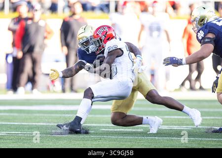 22. Oktober 2022: Notre Dame Safety Houston Griffith (3) macht den Angriff auf den UNLV Running Back Courtney Reese (26) während der NCAA-Football-Action zwischen den UNLV-Rebellen und den Notre Dame Fighting Irish im Notre Dame Stadium in South Bend, Indiana. Notre Dame besiegte die UNLV mit 44:21. John Mersits/CSM. (Kreditbild: © John Mersits/CSM via ZUMA Press Wire) Stockfoto