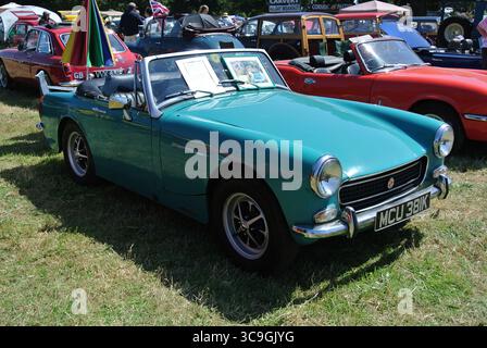 Ein 1972-MG-Midget parkte auf der 50. Historic Vehicle Gathering in Powderham, Devon, England, Großbritannien. Stockfoto