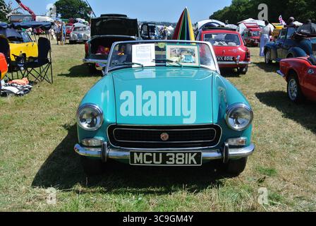 Ein 1972-MG-Midget parkte auf der 50. Historic Vehicle Gathering in Powderham, Devon, England, Großbritannien. Stockfoto