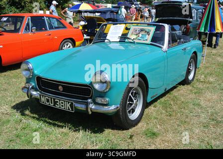 Ein 1972-MG-Midget parkte auf der 50. Historic Vehicle Gathering in Powderham, Devon, England, Großbritannien. Stockfoto