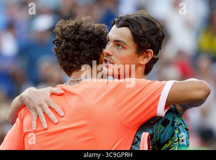Am 11. März 2023 gratuliert Ben Shelton Taylor Fritz zu ihrem Spiel während der BNP Paribas Open 2023 im Indian Wells Tennis Garden in Indian Wells, Kalifornien. Obligatorischer Bildnachweis: Charles Baus/CSM (Bildnachweis: © Charles Baus/CSM via ZUMA Press Wire) Stockfoto
