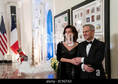 Dezember 2022, Washington, District of Columbia, USA: Gina Raimondo, Handelsminister und Andrew Moffit kommen am Donnerstag, den 1. Dezember 2022, zu einem Staatsessen zu Ehren des französischen Präsidenten Emmanuel Macron und Brigitte Macron zusammen, das von US-Präsident Joe Biden und First Lady Dr. Jill Biden im Weißen Haus in Washington, DC veranstaltet wird (Foto: © Sarah Silbiger - Pool via CNP/CNP via ZUMA Press Wire) Stockfoto