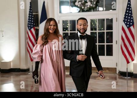 1. Dezember 2022, Washington, District of Columbia, USA: John Legend und Chrissy Teigen kommen am Donnerstag, 1. Dezember 2022 im Weißen Haus in Washington, D.C. zu Ehren des Präsidenten Emmanuel Macron und Brigitte Macron aus Frankreich zusammen, veranstaltet von US-Präsident Joe Biden und First Lady Dr. Jill Biden (Foto: © Sarah Silbiger - Pool via CNP/CNP via ZUMA Press Wire) Stockfoto