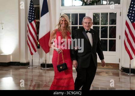 1. Dezember 2022, Washington, District of Columbia, USA: SENATOR ROBERT 'BOB' MENENDEZ (68), Demokrat von New Jersey und Ehefrau NADINE MENENDEZ (55), alle verkleidet, kommen zu einem Staatsessen zu Ehren von Präsident Macron und First Lady of France, das von US-Präsident Biden und First Lady im Weißen Haus in Washington veranstaltet wird. (Bild: © Sarah Silbiger-Pool/CNP via ZUMA Press Wire) Stockfoto