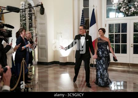 1. Dezember 2022, Washington, District of Columbia, USA: STEPHEN COLBERT und EVELYN MCGEE-COLBERT kommen zu einem Staatsessen zu Ehren von Präsident Macron und First Lady of France, das von US-Präsident Biden und First Lady im Weißen Haus in Washington veranstaltet wird. (Bild: © Sarah Silbiger - Pool via CNP/CNP via ZUMA Press Wire) Stockfoto