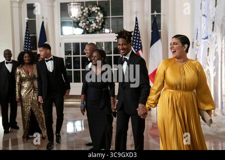 Dezember 2022, Washington, District of Columbia, USA: Jonathan Batiste und Suleika Jaouad kommen am Donnerstag, den 1. Dezember 2022, zu einem Staatsessen zu Ehren von Emmanuel Macron und Brigitte Macron aus Frankreich zusammen mit dem Präsidenten der Vereinigten Staaten Joe Biden und der First Lady Dr. Jill Biden im Weißen Haus in Washington, DC (Credit Image: © Sarah Silbiger - Pool via CNP/CNP via ZUMA Press Wire) Stockfoto
