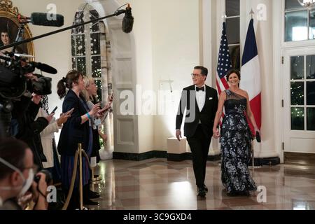Dezember 2022, Washington, District of Columbia, USA: Stephen Colbert und Evelyn McGee-Colbert kommen am Donnerstag, 1. Dezember 2022, zu einem Staatsessen zu Ehren des Präsidenten Emmanuel Macron und Brigitte Macron aus Frankreich zusammen mit dem Präsidenten der Vereinigten Staaten Joe Biden und der First Lady Dr. Jill Biden im Weißen Haus in Washington, DC (Credit Image: © Sarah Silbiger - Pool via CNP/CNP via ZUMA Press Wire) Stockfoto