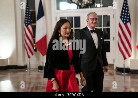 Dezember 2022, Washington, District of Columbia, USA: Debra Haaland, Innenminister und Lloyd Sayre kommen am Donnerstag, den 1. Dezember 2022, zu einem Staatsessen zu Ehren des französischen Präsidenten Emmanuel Macron und Brigitte Macron zusammen mit dem Präsidenten der Vereinigten Staaten Joe Biden und der First Lady Dr. Jill Biden im Weißen Haus in Washington, DC (Credit Image: © Sarah Silbiger - Pool via CNP/CNP via ZUMA Press Wire) Stockfoto