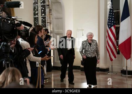 Dezember 2022, Washington, District of Columbia, USA: Janet Yellen, Finanzminister und George Akerlof kommen am Donnerstag, den 1. Dezember 2022, zu einem Staatsessen zu Ehren von Präsident Emmanuel Macron und Brigitte Macron aus Frankreich zusammen, das von US-Präsident Joe Biden und First Lady Dr. Jill Biden im Weißen Haus in Washington, DC veranstaltet wird (Credit Image: © Sarah Silbiger - Pool via CNP/CNP via ZUMA Press Wire) Stockfoto
