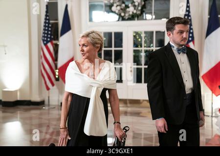 Dezember 2022, Washington, District of Columbia, USA: Jennifer Granholm, Energieminister und John Mulhern kommen am Donnerstag, den 1. Dezember 2022, zu einem Staatsessen zu Ehren des französischen Präsidenten Emmanuel Macron und Brigitte Macron zusammen, das von US-Präsident Joe Biden und First Lady Dr. Jill Biden im Weißen Haus in Washington, DC veranstaltet wird (Foto: © Sarah Silbiger - Pool via CNP/CNP via ZUMA Press Wire) Stockfoto