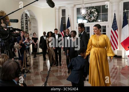 Dezember 2022, Washington, District of Columbia, USA: Jonathan Batiste und Suleika Jaouad kommen am Donnerstag, den 1. Dezember 2022, zu einem Staatsessen zu Ehren von Emmanuel Macron und Brigitte Macron aus Frankreich zusammen mit dem Präsidenten der Vereinigten Staaten Joe Biden und der First Lady Dr. Jill Biden im Weißen Haus in Washington, DC (Credit Image: © Sarah Silbiger - Pool via CNP/CNP via ZUMA Press Wire) Stockfoto