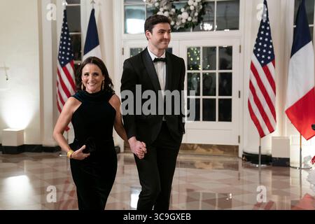 Dezember 2022, Washington, District of Columbia, USA: Julia Louis-Dreyfus und Charles Hall kommen am Donnerstag, 1. Dezember 2022, zu einem Staatsessen zu Ehren des Präsidenten Emmanuel Macron und Brigitte Macron aus Frankreich zusammen, veranstaltet von US-Präsident Joe Biden und First Lady Dr. Jill Biden im Weißen Haus in Washington, DC (Credit Image: © Sarah Silbiger - Pool via CNP/CNP via ZUMA Press Wire) Stockfoto