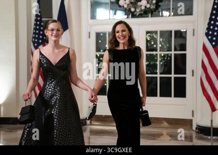 1. Dezember 2022, Washington, District of Columbia, USA: JENNIFER GARNER und VIOLET AFFLECK treffen ein, um an einem Staatsessen zu Ehren von Präsident Macron und Brigitte Macron von Frankreich teilzunehmen, das von US-Präsident Biden und First Lady Dr. Biden im Weißen Haus in Washington veranstaltet wird. (Bild: © Sarah Silbiger-Pool/CNP via ZUMA Press Wire) Stockfoto