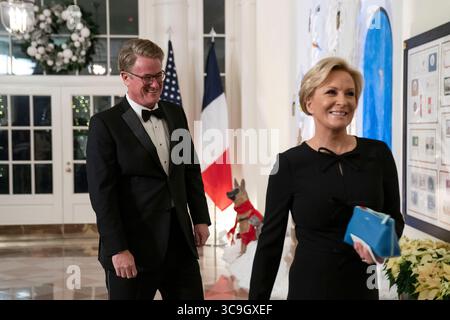Dezember 2022, Washington, District of Columbia, USA: Mika Brzezinski und Charles Joseph Scarborough kommen am Donnerstag, 1. Dezember 2022, zu einem Staatsessen zu Ehren von Emmanuel Macron und Brigitte Macron aus Frankreich, veranstaltet von US-Präsident Joe Biden und First Lady Dr. Jill Biden im Weißen Haus in Washington, DC (Credit Image: © Sarah Silbiger - Pool via CNP/CNP via ZUMA Press Wire) Stockfoto