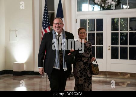 Dezember 2022, Washington, District of Columbia, USA: Miguel Cardona, Bildungsministerin und Marissa Cardona kommen am Donnerstag, 1. Dezember 2022 zu einem Staatsessen zu Ehren von Präsident Emmanuel Macron und Brigitte Macron aus Frankreich zusammen, das von US-Präsident Joe Biden und First Lady Dr. Jill Biden im Weißen Haus in Washington, DC veranstaltet wird (Foto: © Sarah Silbiger - Pool via CNP/CNP via ZUMA Press Wire) Stockfoto