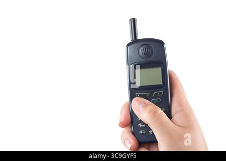 Frauen Hand hält altes Handy isoliert auf weißem Hintergrund. Stockfoto