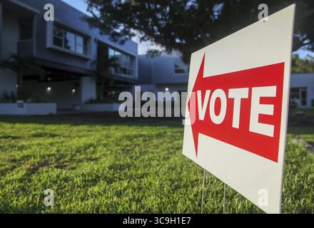 23. August 2022, St. Petersburg, FLORIDA, USA: Ein Schild weist auf den Wahlplatz im Roberts Recreation Center in St. Petersburg, 1246 50th Ave. N, am Dienstag, 23. August 2022. In den Countys Pinellas und Pasco ziehen die Grundwähler drei Schulvorstände an, die die politische Kluft des Staates veranschaulichen. (Foto: © Dirk Shadd/Tampa Bay Times via ZUMA Press Wire) Stockfoto