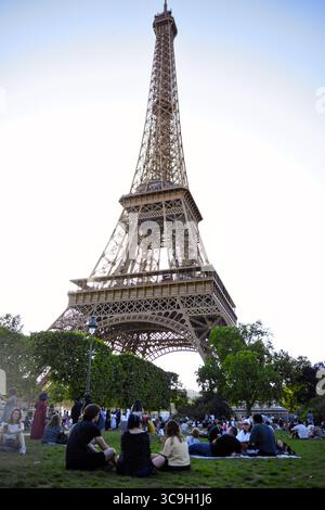 Am 30 2025. Mai entspannt sich die Menschenmenge auf dem Champ de Mars in der Nähe des Eiffelturms in Paris Stockfoto