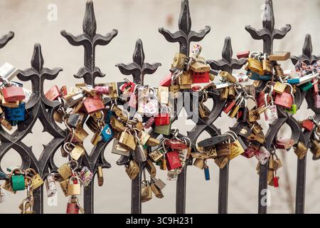 Viele romantische Hochzeitsschlösser auf einer Brücke in Prag. Getönt. Stockfoto