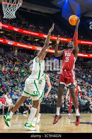 9. März 2023 Las Vegas, NV, USA Washington State Stürmer Mouhamed Gueye (35) schießt den Ball im Viertelfinale des NCAA Pac 12 Men's Basketball Tournament zwischen Oregon Ducks und den Washington State Cougars. Oregon besiegte Washington State 75-70 in der T Mobile Arena Las Vegas, NV. Thurman James/CSM (Foto: © Thurman James/CSM via ZUMA Press Wire) Stockfoto