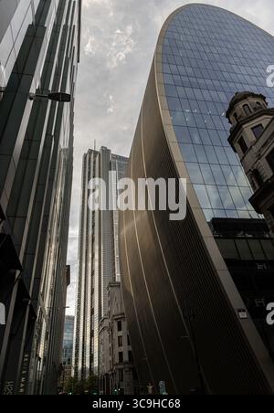 London, Großbritannien - 31. Mai 2025 - 70 St. Mary Axe, bekannt als „The Dose of Ham“, ein unverwechselbares modernes Gebäude mit geschwungenem Design und der berühmten St. Mary Axe aus dem Jahr 30 Stockfoto