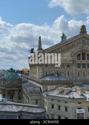 Details, die Geschichte flüstern - die kunstvolle Schönheit der Fassade der Opéra Garnier in Paris. Stockfoto