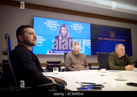 17. Januar 2023, Kiew, Ukraine: Ukrainischer Präsident Wolodymyr Zelenskyj, links, hört seiner Frau Olena Zelenska, die auf dem Weltwirtschaftsforum in Davos über Video-Link im Mariinskyi-Palast am 17. Januar 2023 in Kiew, Ukraine, spricht. (Bild: © Ukraine Presidency/Ukraine Presi/Planet Pix via ZUMA Press Wire) Stockfoto