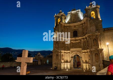 24. November 2018, Oaxaca de Juarez, Oaxaca, Mexiko: Die Basilika unserer Lieben Frau von Einsamkeit oder Basilica de Nuestra SeÃ±ora de la Soledad in Oaxaca, Mexiko bei Dämmerung. Die Kirche wurde zwischen 1682 und 1690 erbaut, die heutige Fassade wurde 1718 fertiggestellt. Ein UNESCO-Weltkulturerbe. (Kreditbild: © Jon G. Fuller / Vwpics/VW Pics via ZUMA Press Wire) Stockfoto