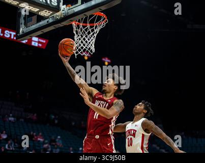 10. Dezember 2022 Las Vegas, NV, USA Washington State Stürmer DJ Rodman (11) fährt während des NCAA The Clash Men's Basketball Tournament Spiels zwischen UNLV Runnin Rebels und den Washington State Cougars zum Basketballkorb. Die UNLV besiegte Washington State 74-70 in der MGM Grand Garden Arena Las Vegas, NV. Thurman James/CSM (Foto: © Thurman James/CSM via ZUMA Press Wire) Stockfoto