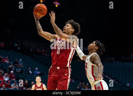 10. Dezember 2022 Las Vegas, NV, USA Washington State Stürmer DJ Rodman (11) fährt während des NCAA The Clash Men's Basketball Tournament Spiels zwischen UNLV Runnin Rebels und den Washington State Cougars zum Basketballkorb. Die UNLV besiegte Washington State 74-70 in der MGM Grand Garden Arena Las Vegas, NV. Thurman James/CSM (Foto: © Thurman James/CSM via ZUMA Press Wire) Stockfoto