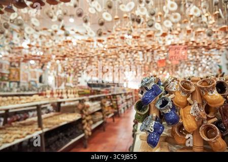 Laden, in dem Souvenirs und andere Kunsthandwerk- und Keramikprodukte verkauft werden, in Raquira, Kolumbien, das für seine Handwerkskunst bekannt ist. Stockfoto