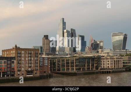 London, Großbritannien - 31. Mai 2025 - die unverwechselbare Londoner Skyline mit prominenten modernen Wolkenkratzern, darunter das Walkie-Talkie-Gebäude (20 Fenchurch Str Stockfoto