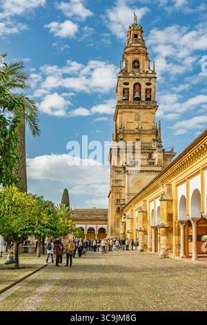 Die Besucher bestaunen den Glockenturm der Moschee-Kathedrale von Cordoba, der im 16. Jahrhundert auf den Überresten eines maurischen Minaretts erbaut wurde. Stockfoto