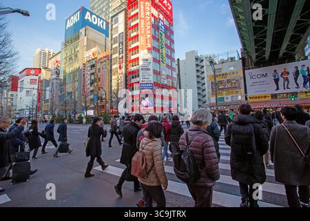 TokyoJapan - 14. Januar 2018: japaner überqueren die Straße Akihabara. Akihabara ist eines der berühmten Animateviertel in Tokio. Stockfoto